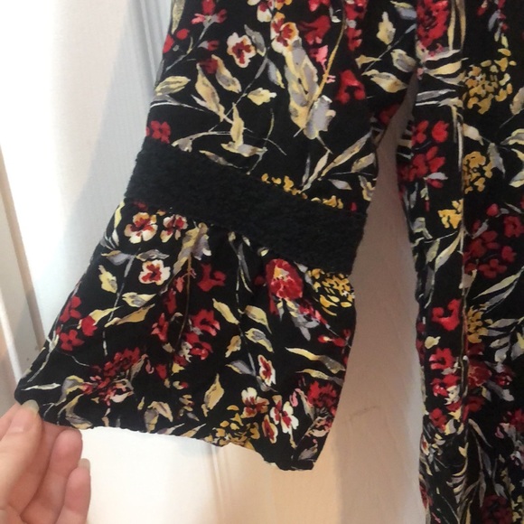 Donated!!!🚨Last chance‼️Floral top - Picture 4 of 7